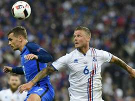 Le défenseur islandais Ragnar Sigurdsson (d) à la lutte avec lattaquant français Antoine Griezmann, en quart de finale de lEuro, le 3 juillet 2016 au Stade de France