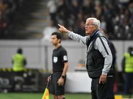 Lippi, alors sélectionneur de léquipe de Chine, donne des intructions. AFP