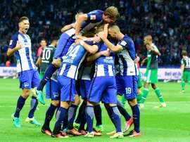 La joie des joueurs du Hertha se congratulent après un but contre Schalke 04. AFP