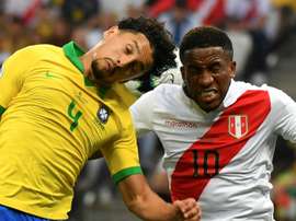 Marquinhos avec Jefferson Farfan lors de la Copa America, le 22 juin 2019. AFP