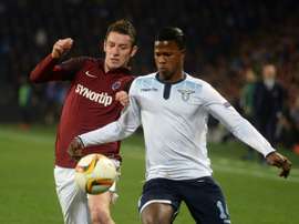 Lattaquant Baldé Keita (d) de la Lazio à la lutte avec Ondrej Zahustel du Sparta en Europa League, le 10 mars 2016 à Prague