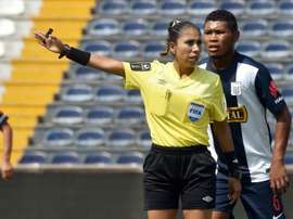 L'arbitre internationale péruvienne Melany Bermejo, dirige un match de football à Lima. AFP
