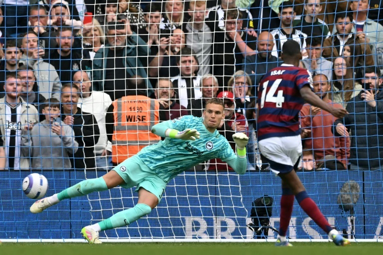 Isak rescata al Newcastle mientras Potter y Postecoglu se recrean en su pobreza