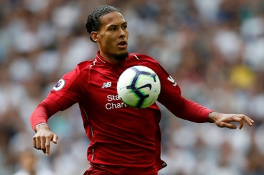 Van Dijk es uno de los artífices de la mejora defensiva del Liverpool. AFP