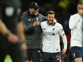 O PSG bate na porta de Lallana. AFP