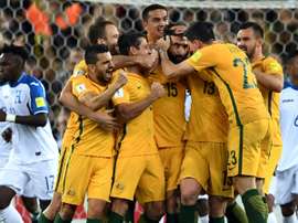 Mile Jedinak est congratulé par ses équipiers après son but face au Honduras. AFP