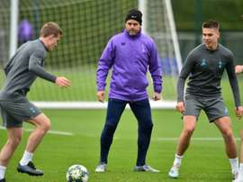 Mauricio Pochettino au milieu de ses joueurs à l'entraînement. AFP