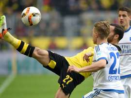 Le milieu de Dortmund Gonzalo Castro (G) et le défenseur Matthias Ostrzolek du HSV se battent pour le ballon lors du match Borussia - Hambourg, le 17 avril 2016 à Dortmund