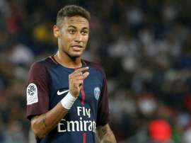 L'ailier brésilien Neymar devient la recrue la plus chère de ce mercato. AFP