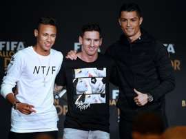 Messi, Cristiano Ronaldo e Neymar formavam o pódio dos atletas mais bem pagos. AFP