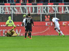 Le Colombien Muriel inscrit un penalty contre l'AC Milan. AFP