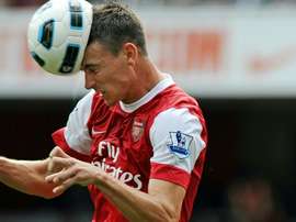 Koscielny remata de cabeza en un partido con el Arsenal. AFP