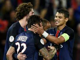 Thiago Silva, défenseur brésilien du Paris Saint-Germain (d), félicite Ezequiel Lavezzi, alors son coéquipier, après un but face à Toulouse, le 7 novembre 2015 au Parc des Princes