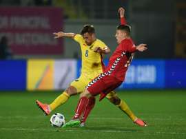 Le Roumain Mihai Pintilii (N.8) à la lutte avec le Letton Lukas Spalvis en match amical à Giurgiu, le 23 mars 2016