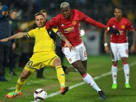 Le milieu de Manchester United Paul Pogba sur la pelouse de Rostov face à Fedor Kudryashov. AFP