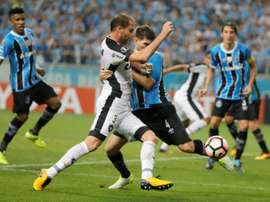 Kannemann du Gremio à la lutte avec Joel Carli de Botafogo en Copa Libertadores. AFP