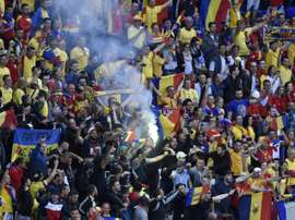 Des supporters roumains allument des fumigènes dans une tribune lors du match de lEuro contre lAlbanie au Parc OL, le 19 juin 2016