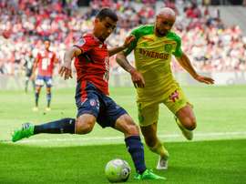 Le Nantais Nicolas Pallois (d) tente de freiner le défenseur du LOSC Junior Alonso. AFP