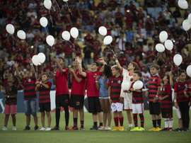 Les jeunes supporters de Flamengo rendent hommage. AFP