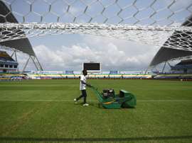 Un jardinier prépare la pelouse du stade de Libreville au Gabon qui accueille le match douverture de la CAN, le 14 janvier 2017