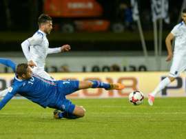 Le milieu islandais Gylfi Sigurdsson (au sol) a ouvert la voie vers la victoire de son équipe. AFP