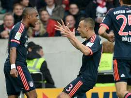 Le Brésilien Douglas Costa (g) buteur contre le VfB Stuttgart félicité par Rafinha à la Mercedes-Benz Arena, le 9 avril 2016