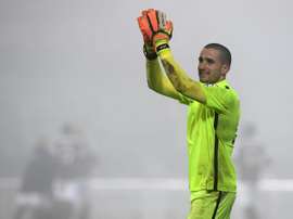 Le gardien de Metz David Oberhauser applaudit après la victoire face à Toulouse en Coupe de la Ligue à Saint Symphorien, le 14 décembre 2016