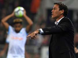 Rudi Garcia donne des insructions lors du match contre Strasbolurg à La Meinau. AFP