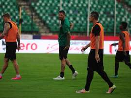 Le coach de Chennaiyin FC Marco Materazzi dirige l'entraînement de son équipe. AFP