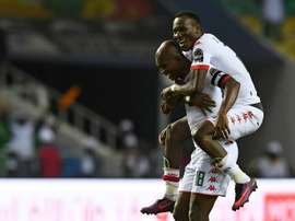 Les internationaux burkinabè Kaboré et Cyrille Bayala après leur victoire contre la Tunisie. AFP