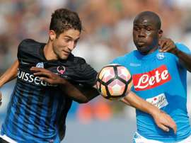 Le milieu de l'Atalanta Roberto Gagliardini à la luttte avec le défenseur de Naples Koulibaly. AFP