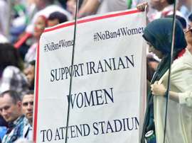 En Iran, les femmes n'ont pas le droit d'entrer dans les stades de football. AFP