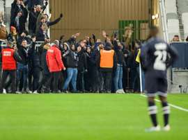 Torcedores vão a campo e interrompem jogo do Campeonato Francês. AF