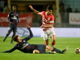 Le jeune attaquant du Club Africain Bassam Srarfi évite Grzegorz Krychowiak (PSG). AFP