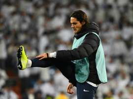 Cavani tra Chelsea e Atletico Madrid. AFP