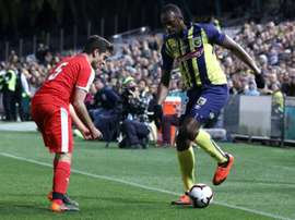 Bolt avance pas à pas avec ses crampons. AFP