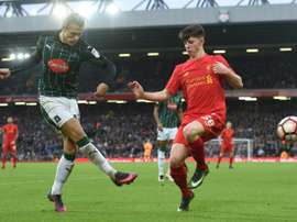 Le milieu de terrain de Plymouth Oscar Threlkeld et l'attaquant de Liverpool Woodburn en FA Cup. AFP