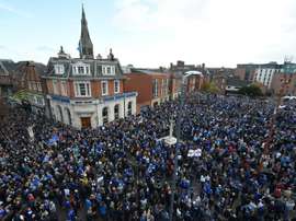 Des milliers de supporters de Leicester rendent hommage à Vichai. AFP