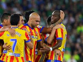 Le milieu Geoffrey Kondogbia est congratulé par ses équipiers après avoir ouvert le score. AFP