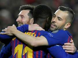 Lionel Messi, Ousmane Dembélé et Jordi Alba se congratulent après un but marqué contre Lyon. AFP