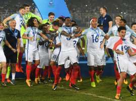 L'équipe dAngleterre exulte après avoir remporté pour la 1re fois la Coupe du monde des -17 ans. AFP