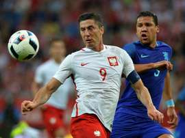 Lattaquant polonais Robert Lewandowski (g) face aux Pays-Bas en match de préparation de lEuro, le 1er juin 2016 à Gdansk