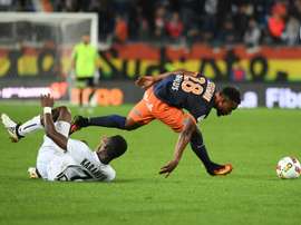Le milieu de Montpellier Stéphane Sessegnon évite un tacle de Yann Karamoh (Caen, le 15 octobre 2016 au stade de La Mosson
