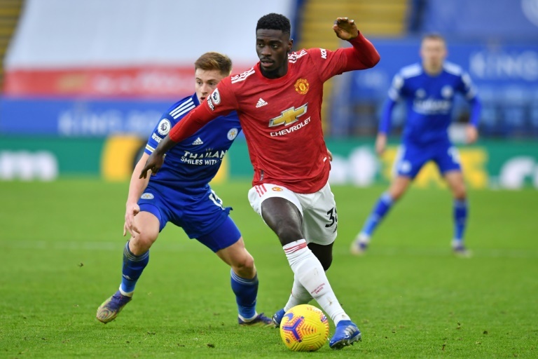 Tuanzebe denuncia al United por negligencia médica