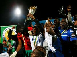 eºls joueurs de TP Mazembe avec le trophée de la Coupe de la Confédération CAF. AFP