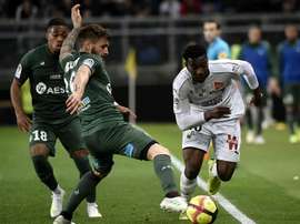 Cheick Timite (d) déborde le défenseur de Saint-Etienne Mathieu Debuchy. AFP