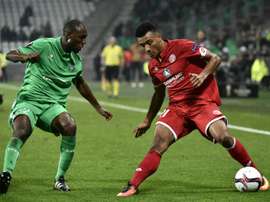 Onisiwo (d) será baja en el Mainz 05. AFP