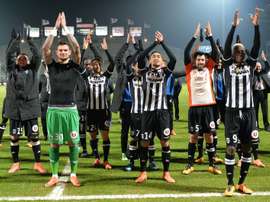Les joueurs du SCO Angers heureux avec leurs supporteurs de la large victoire sur Lorient au stade Jean-Bouin, le 19 mars 2016