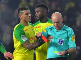 Le défenseur de Nantes Diego Carlos reçoit un carton rouge de la part de l'arbitre Tony Chapron. AFP