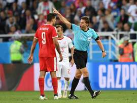 L'arbitre allemand remballe le Serbe Aleksandar Mitroviv. AFP